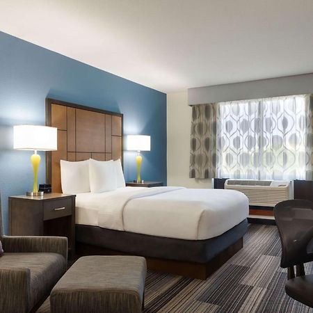 La Quinta By Wyndham Springfield Airport Plaza Exterior foto