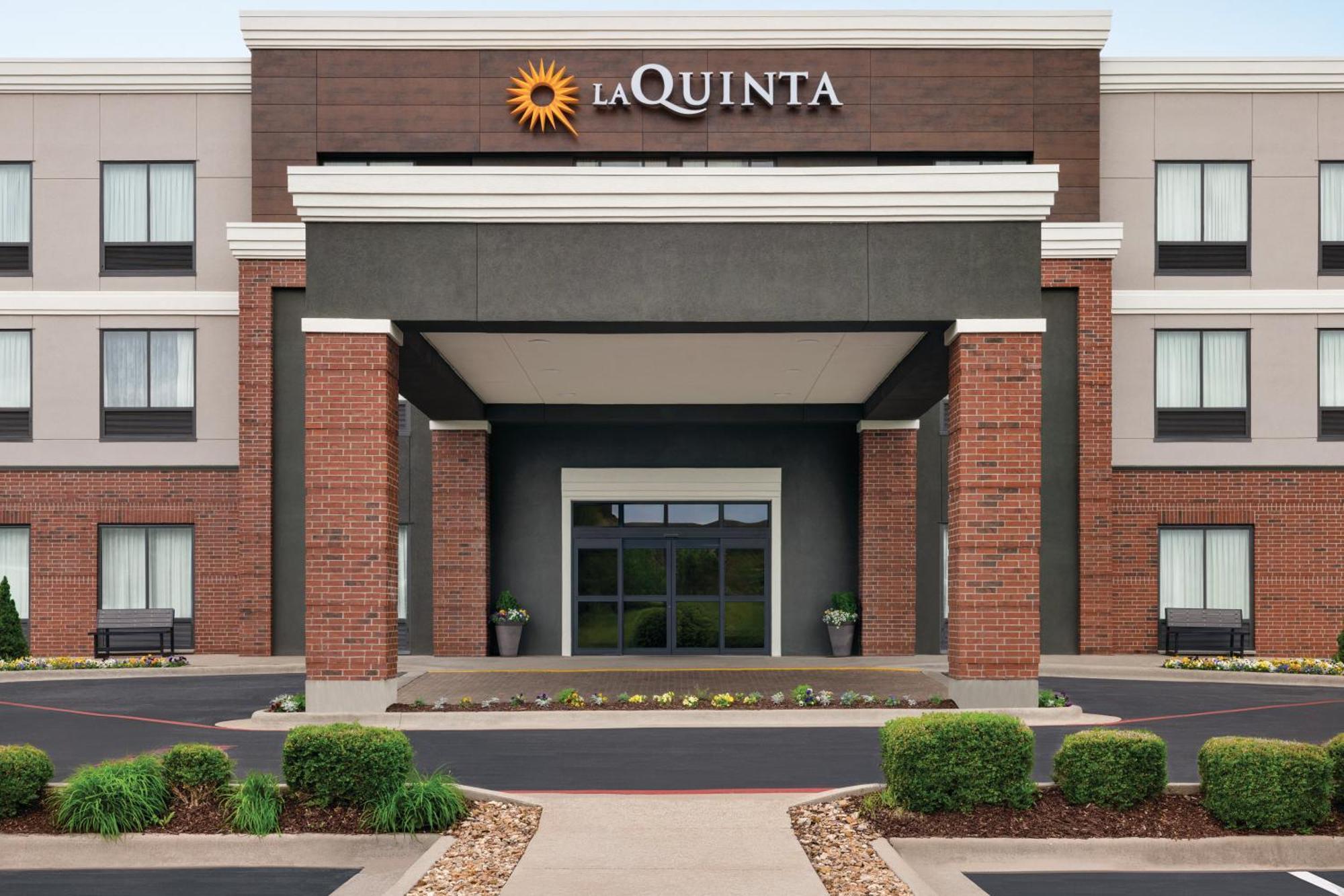 La Quinta By Wyndham Springfield Airport Plaza Exterior foto