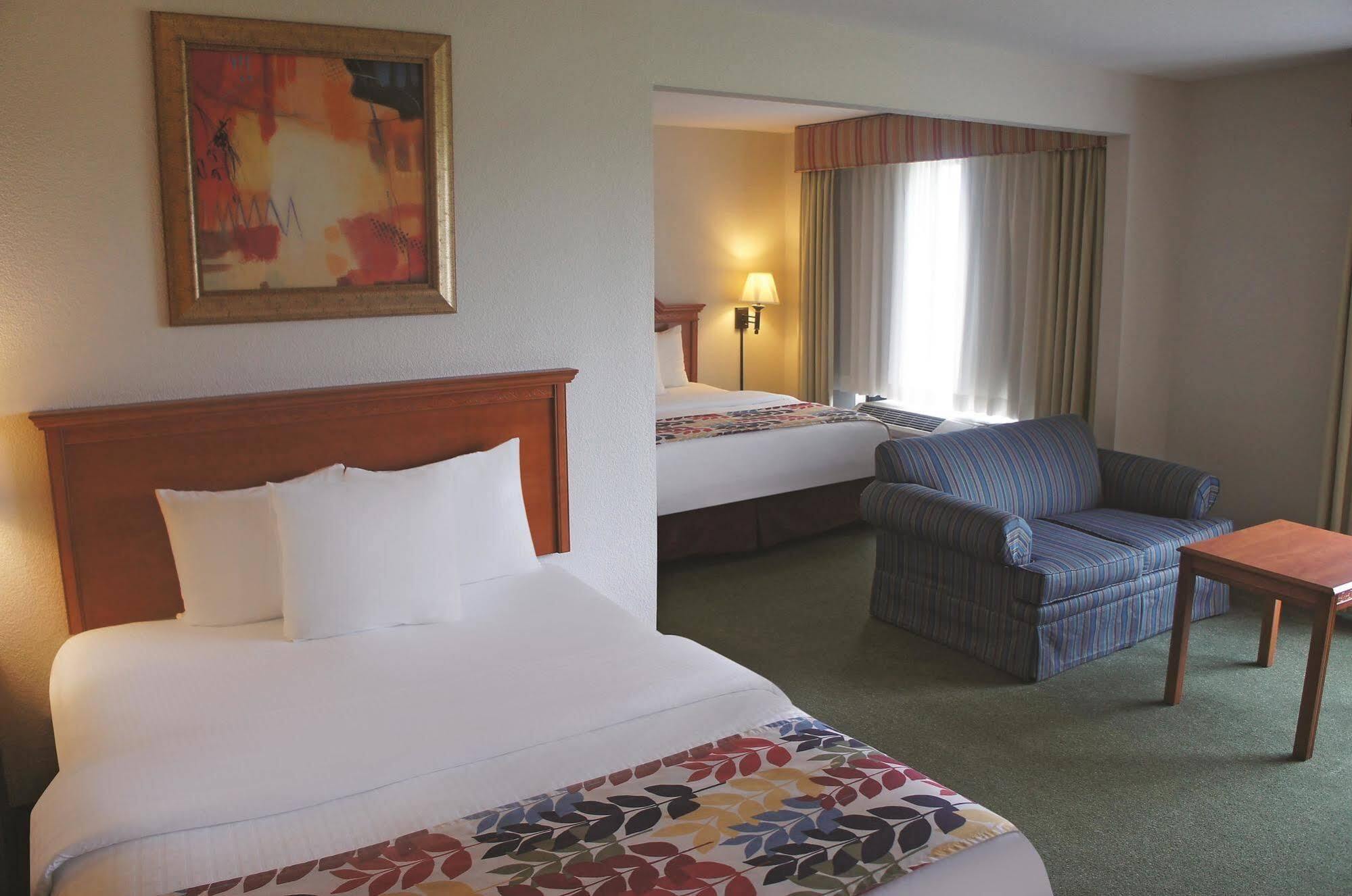 La Quinta By Wyndham Springfield Airport Plaza Exterior foto