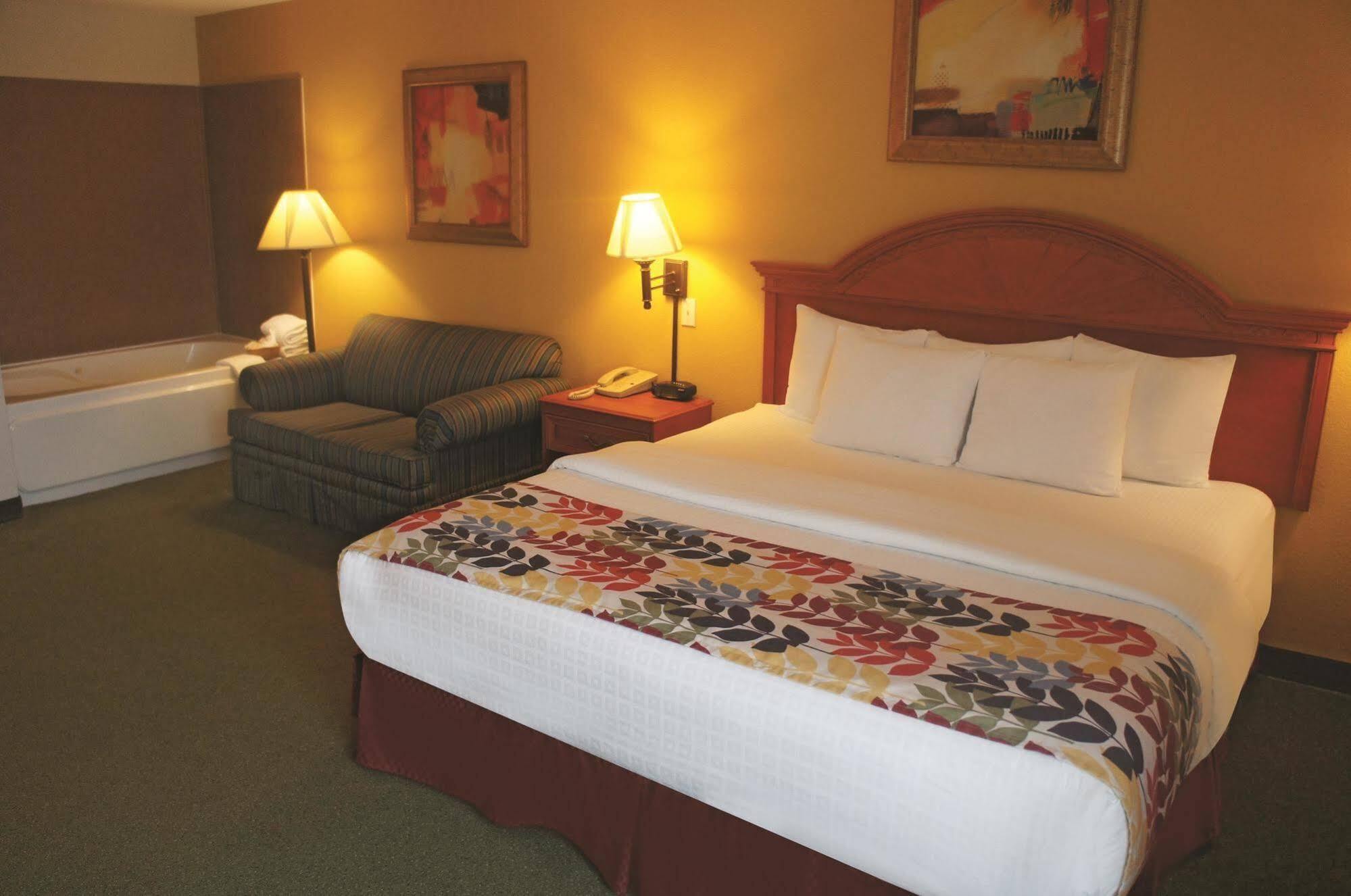 La Quinta By Wyndham Springfield Airport Plaza Exterior foto