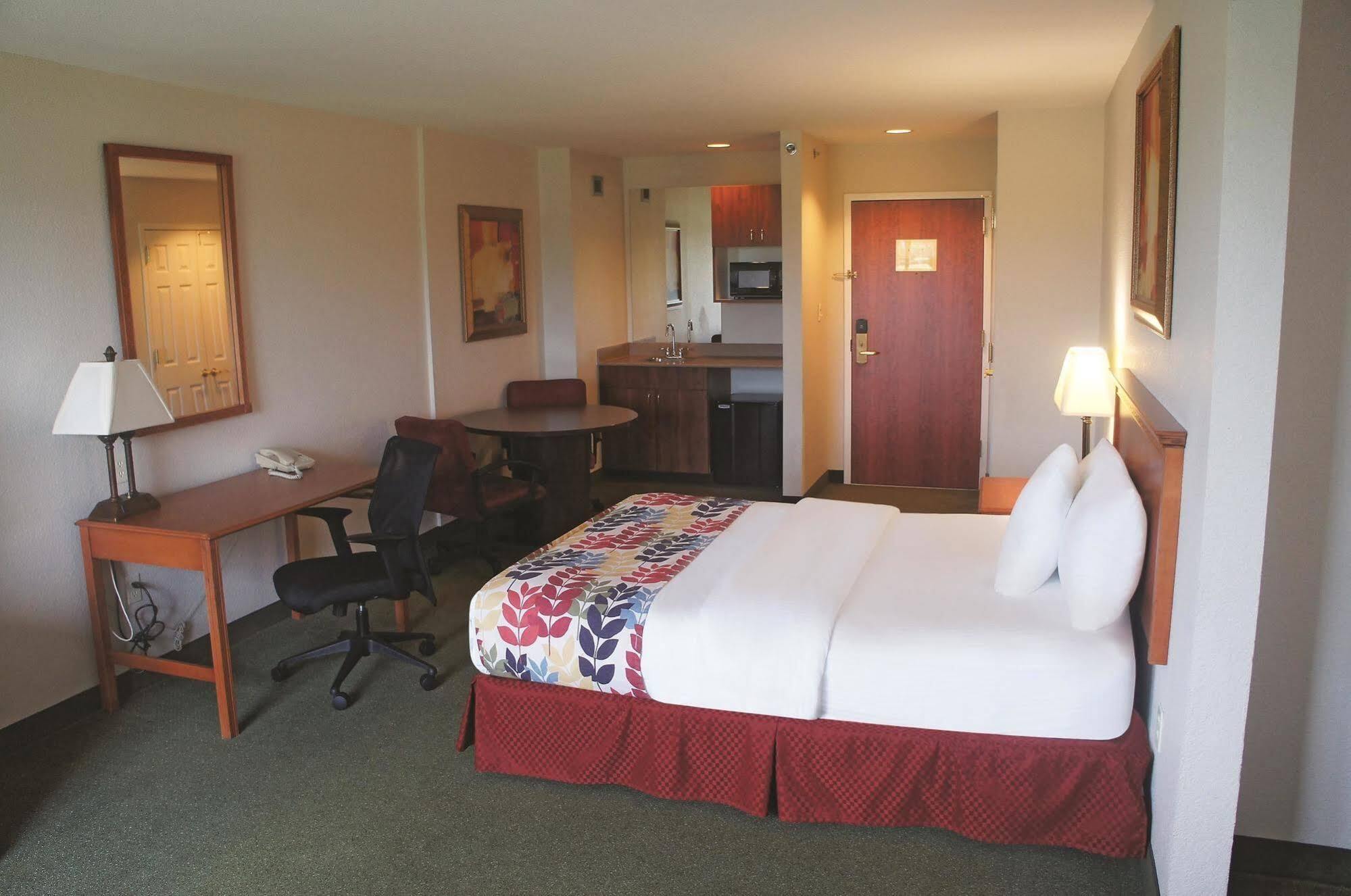 La Quinta By Wyndham Springfield Airport Plaza Exterior foto